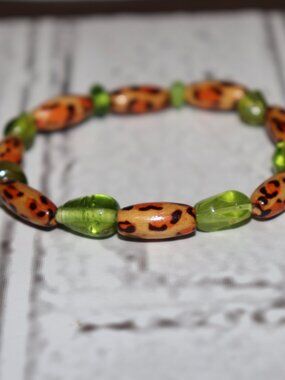🤎💚✨ NWOT Wooden & Green Glass Beaded Bracelet · 7"
